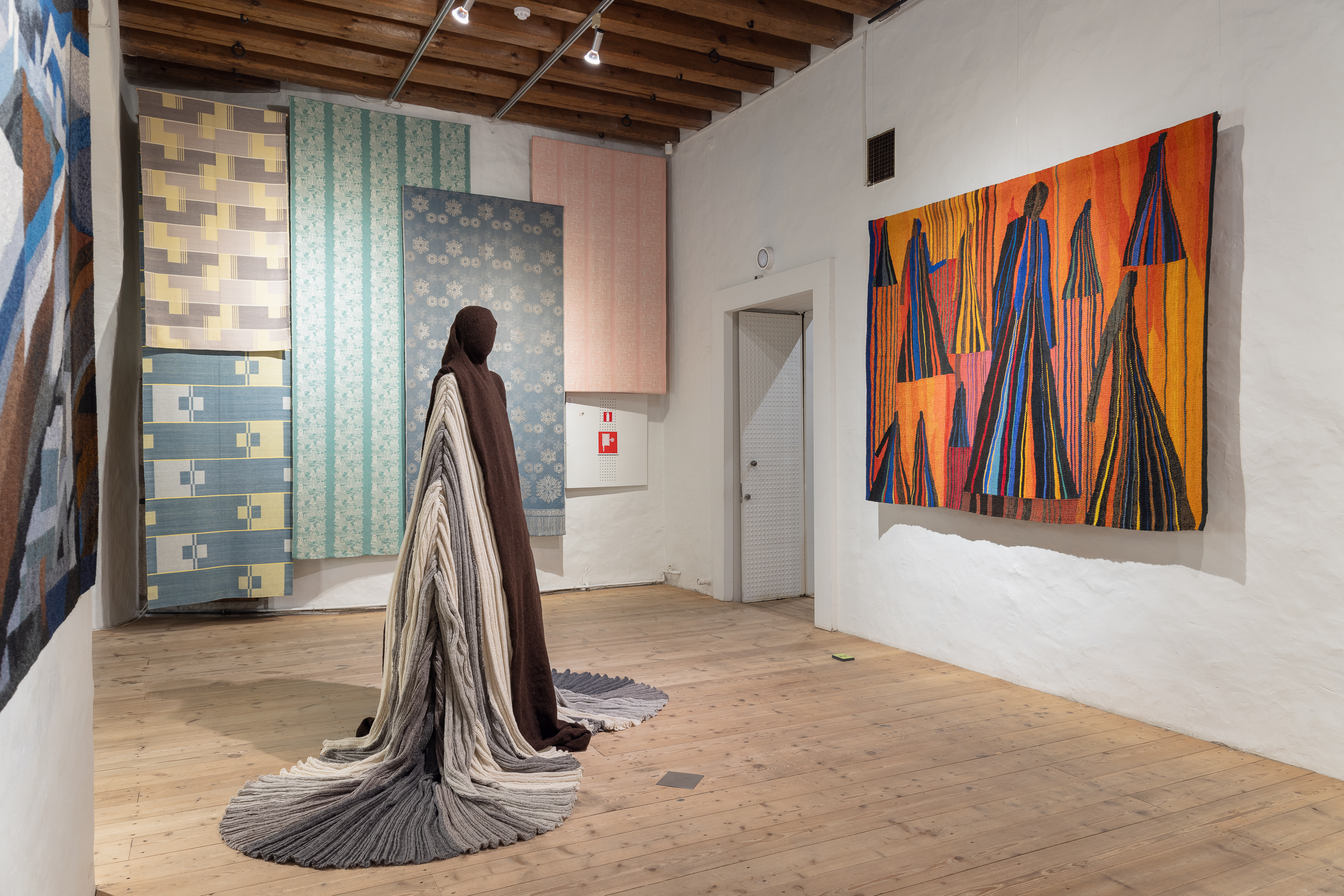 Wool structure echoing ancestral clothing in rural landscape – by Alyona Movko-Mägi